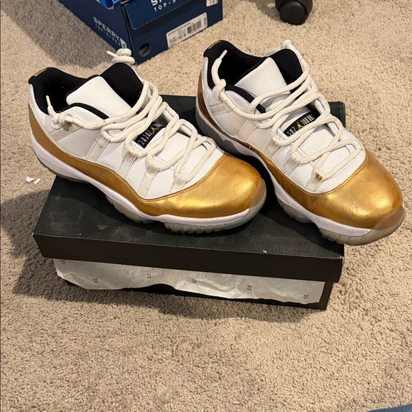 Jordan Athletic Shoes White and Gold